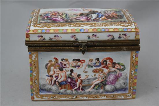 A Richard Ginori Capo di Monte style casket and cover, 17cm.